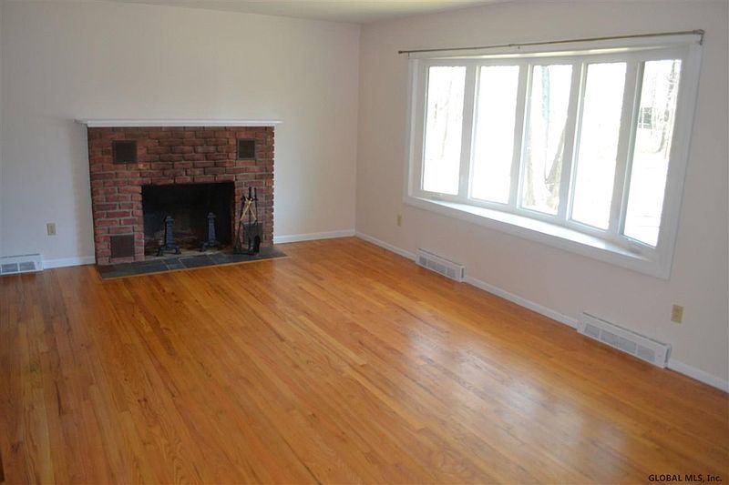 3rd image of 26 VAN VRANKEN Road