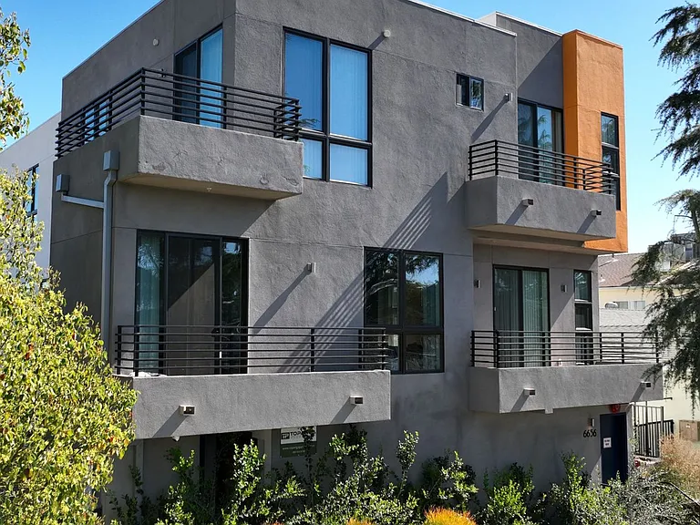 6656 Balboa Blvd — Photo 2