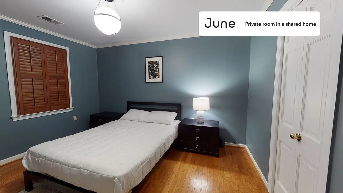 Queen bedroom in 7 bed/4 bath home in Southwest Waterfront #526 A — Photo 2