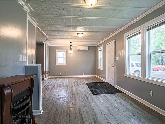 4th image of 1405 S Logan Ave