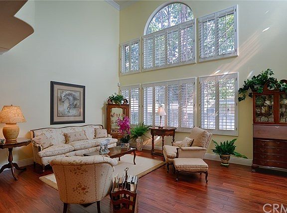 2nd image of 1371 Canterbury Ln