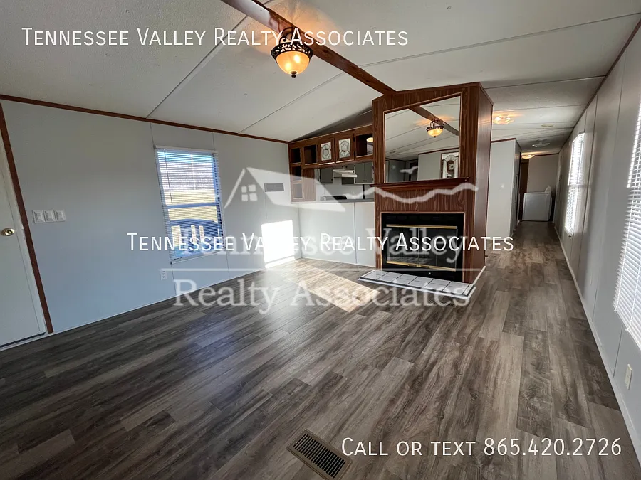 Well kept 3 bedroom/ 2 bathroom home just off Knoxville Highway in Wartburg, TN — Photo 2