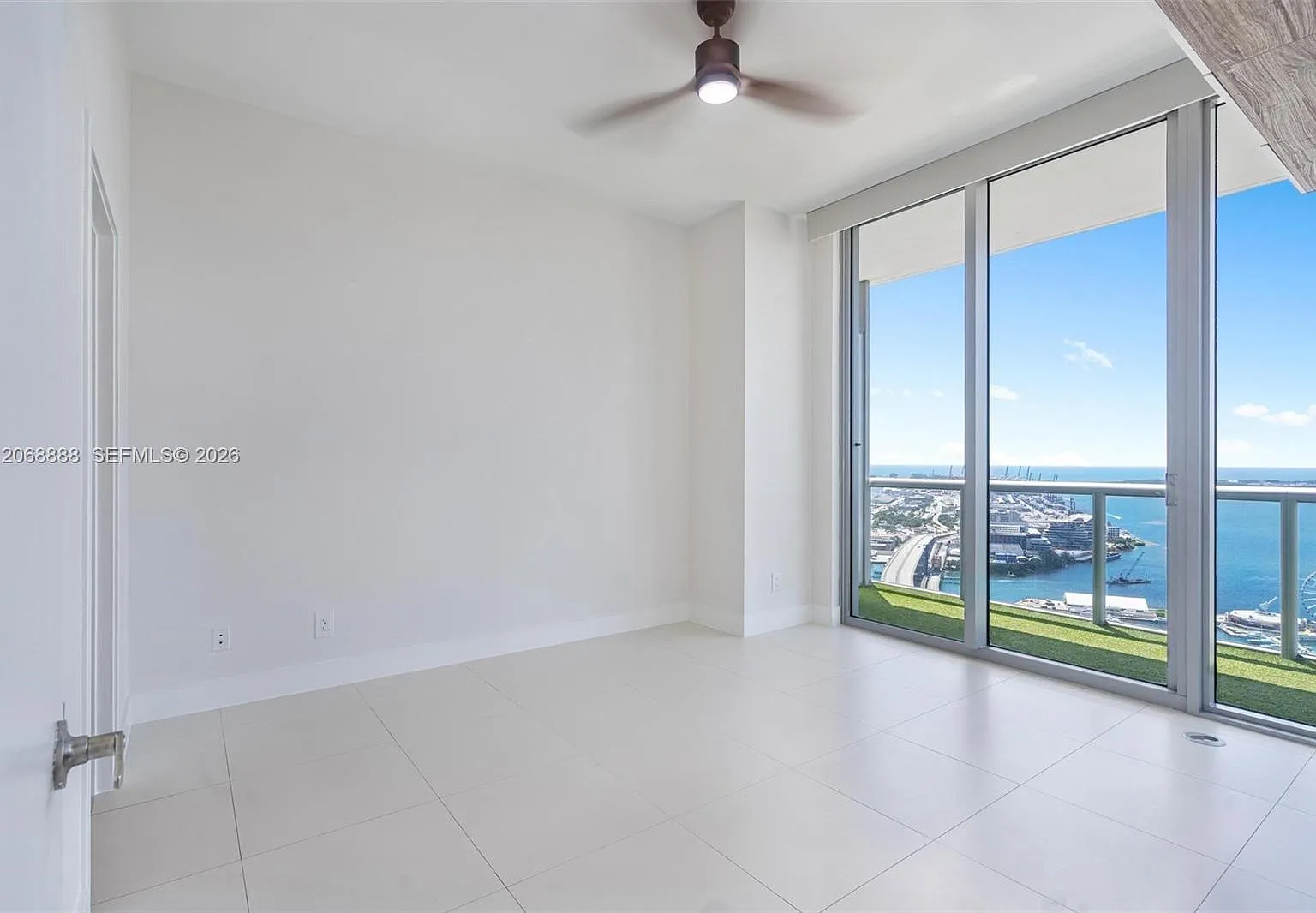 Marinablue Condo — Photo 4
