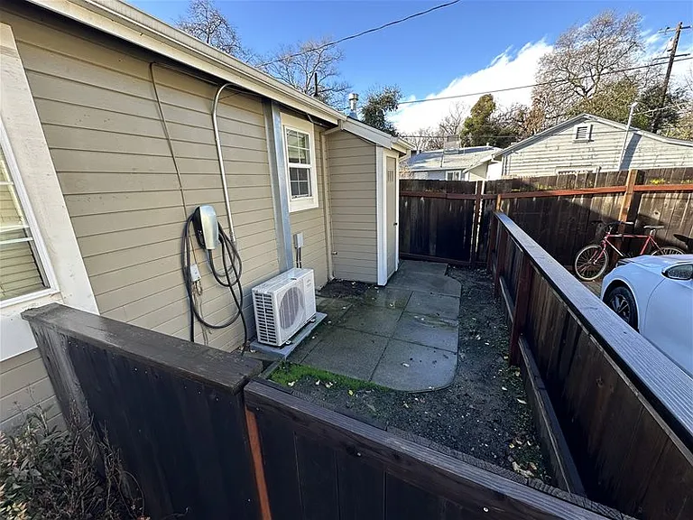 400 E 8th St — Photo 3