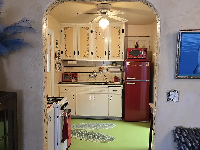 2434 Cloverfield Blvd — Photo 2