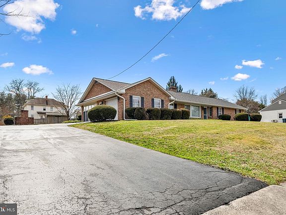 4th image of 10 Pogue Ave