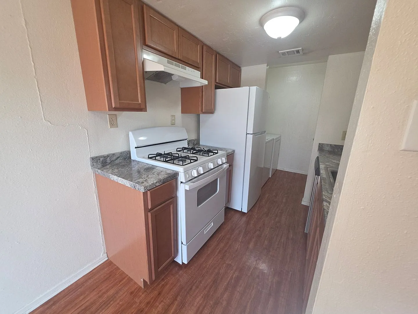 2 bedroom 1.5 bathroom 1 car carport near Texas State University — Photo 4