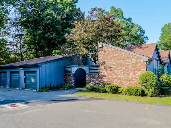 13 Hearthstone Drive #13, Brookfield, CT 06804