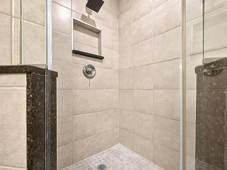 817 6th St NW #B — Photo 24