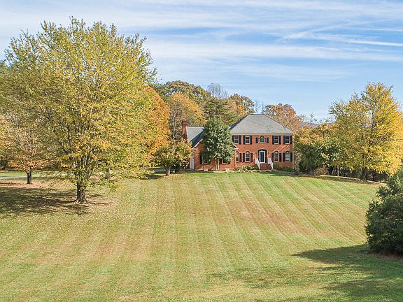 2nd image of 338 Lugar Ln