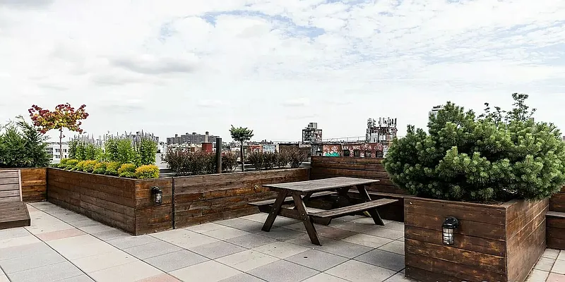 Rented by PREMIUM US INC | media 13