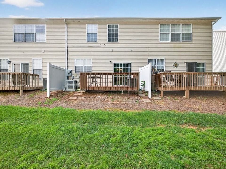 Deck area for outdoor dining