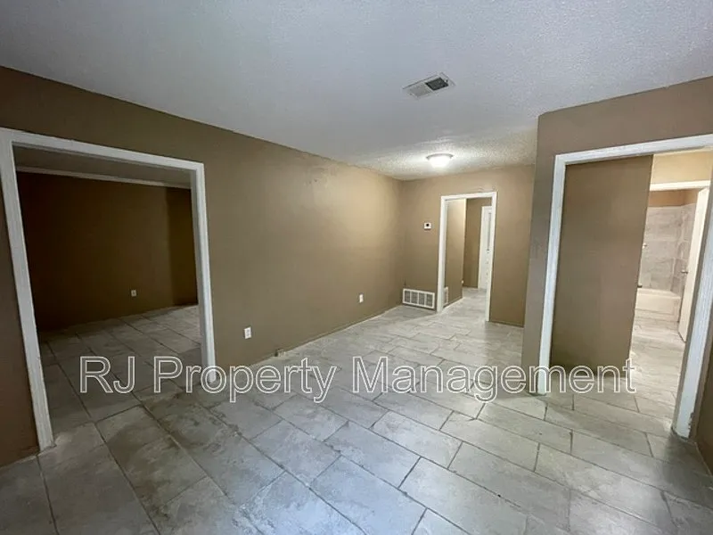 4 bed, 2.0 bath, 1400 sqft, $850 — Photo 3