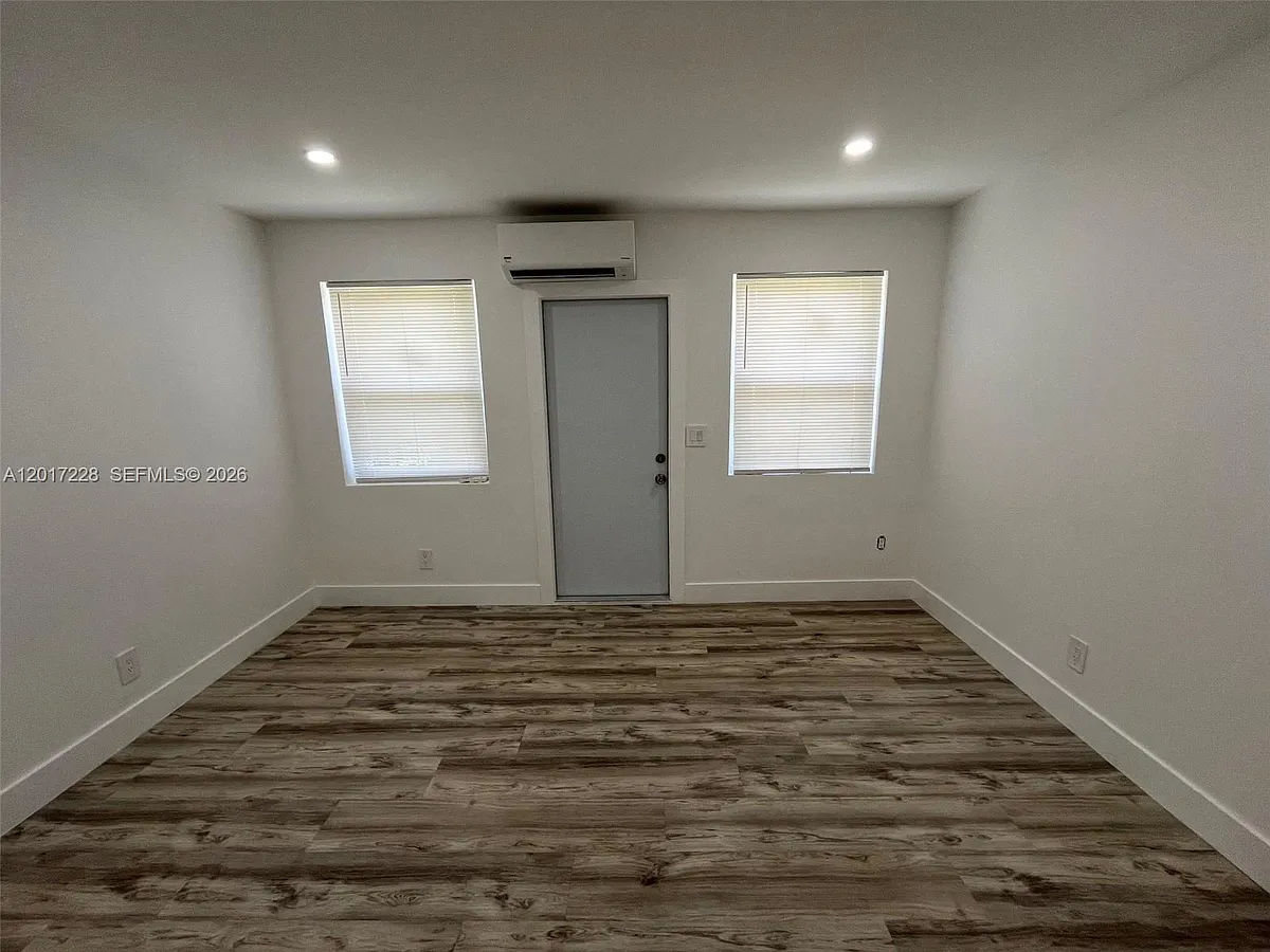 Building Photo - 885 SW 29th Ave #6