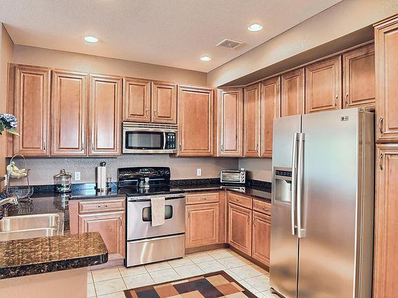 Granite counter tops and handy pulls on cabinets