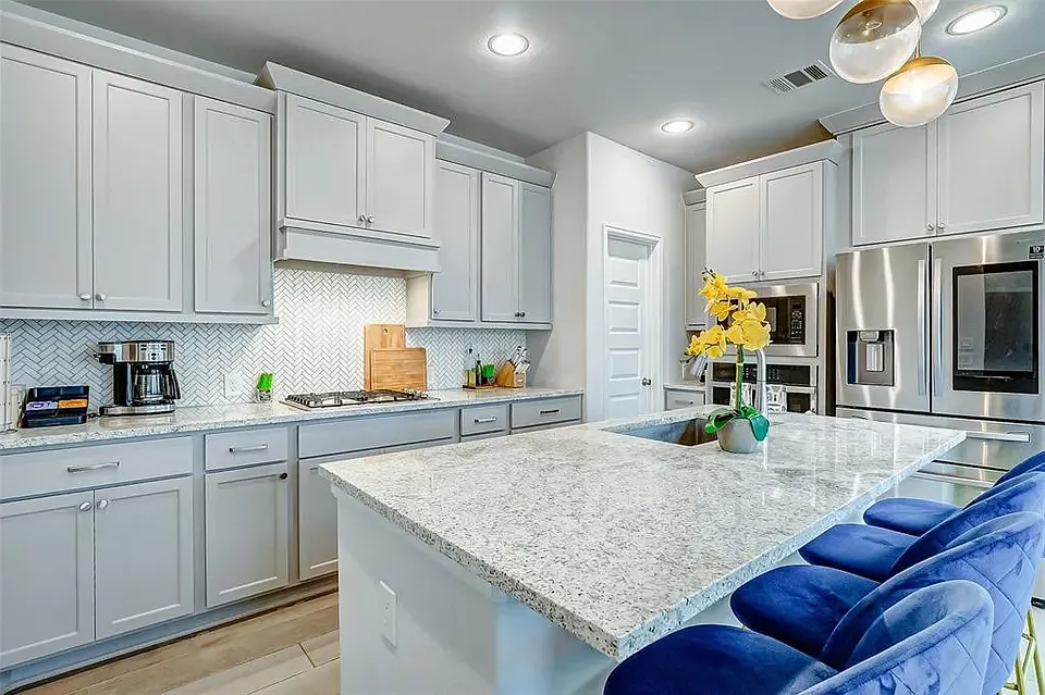 3 bed, 2426 sqft, $3,450 — Photo 4