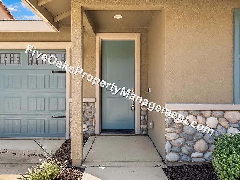 571 Willow Ridge Ct — Photo 3