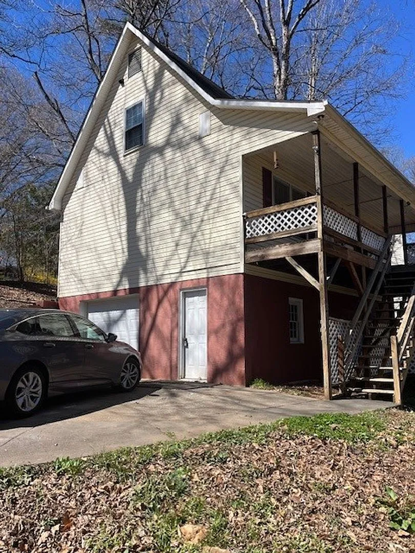 Gorgeous 3 Bedroom 2 Bath House with Front Porch! — Photo 2
