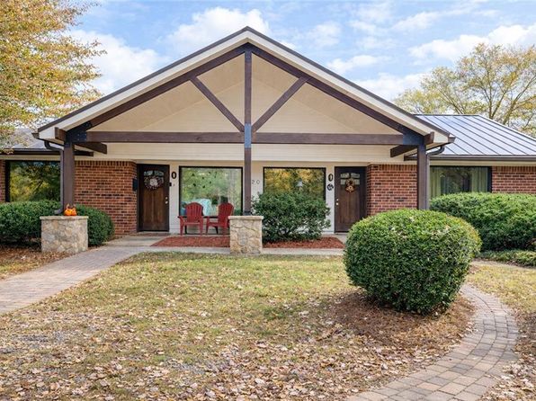 220 Sandy Springs Pl APT D