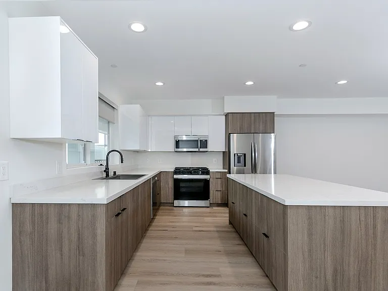 10218 Fernglen Ave #101 — Photo 5