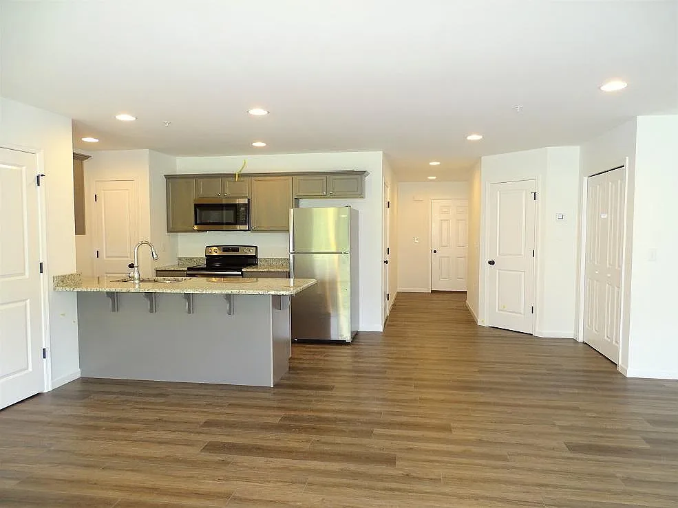 3 bed, 2.5 bath, 1838 sqft, $1,995 — Photo 2