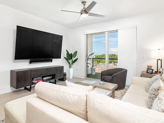 5th image of 236 SE 5th Avenue #301