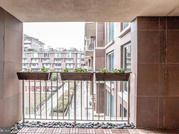 520 N St SW APT S318, Washington, DC 20024