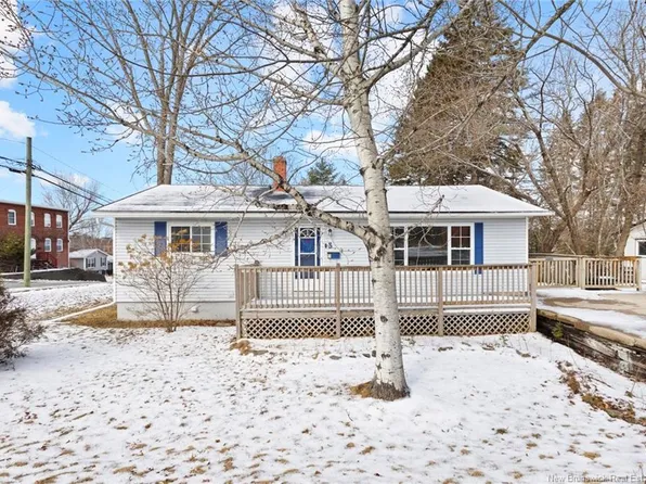 3 Downing St, Fredericton, NB E3A 4M7