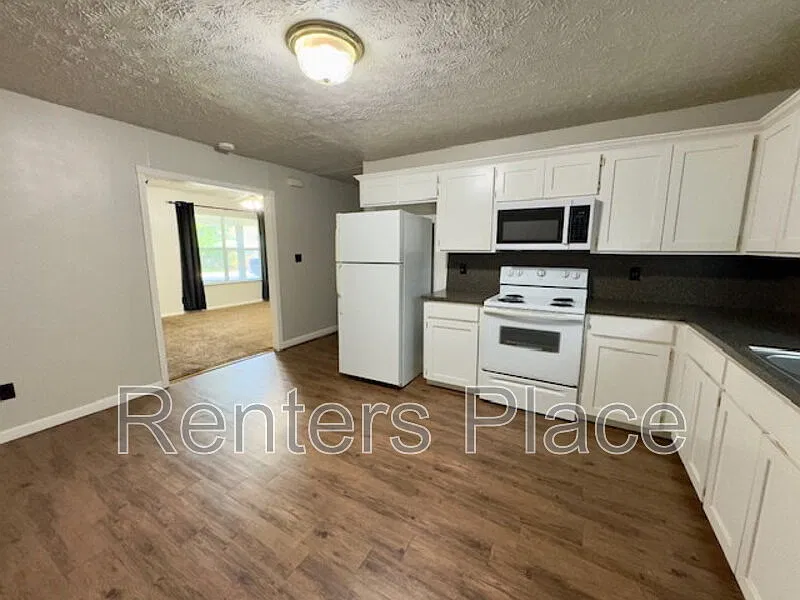 3 bed, 1.0 bath, 1100 sqft, $1,195 — Photo 4