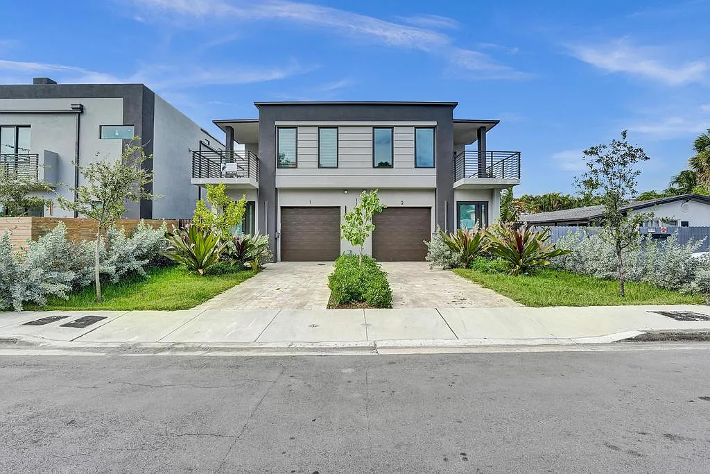 4 bed, 3.5 bath, 3600 sqft, $7,800 — Photo 1