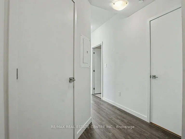 690 King St W #101 — Photo 11