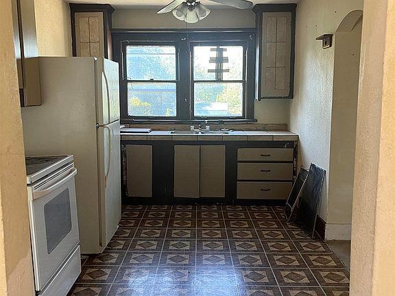 5th image of 1830 W 2nd St