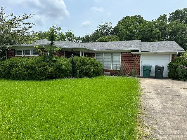 1710 W College St — Photo 1