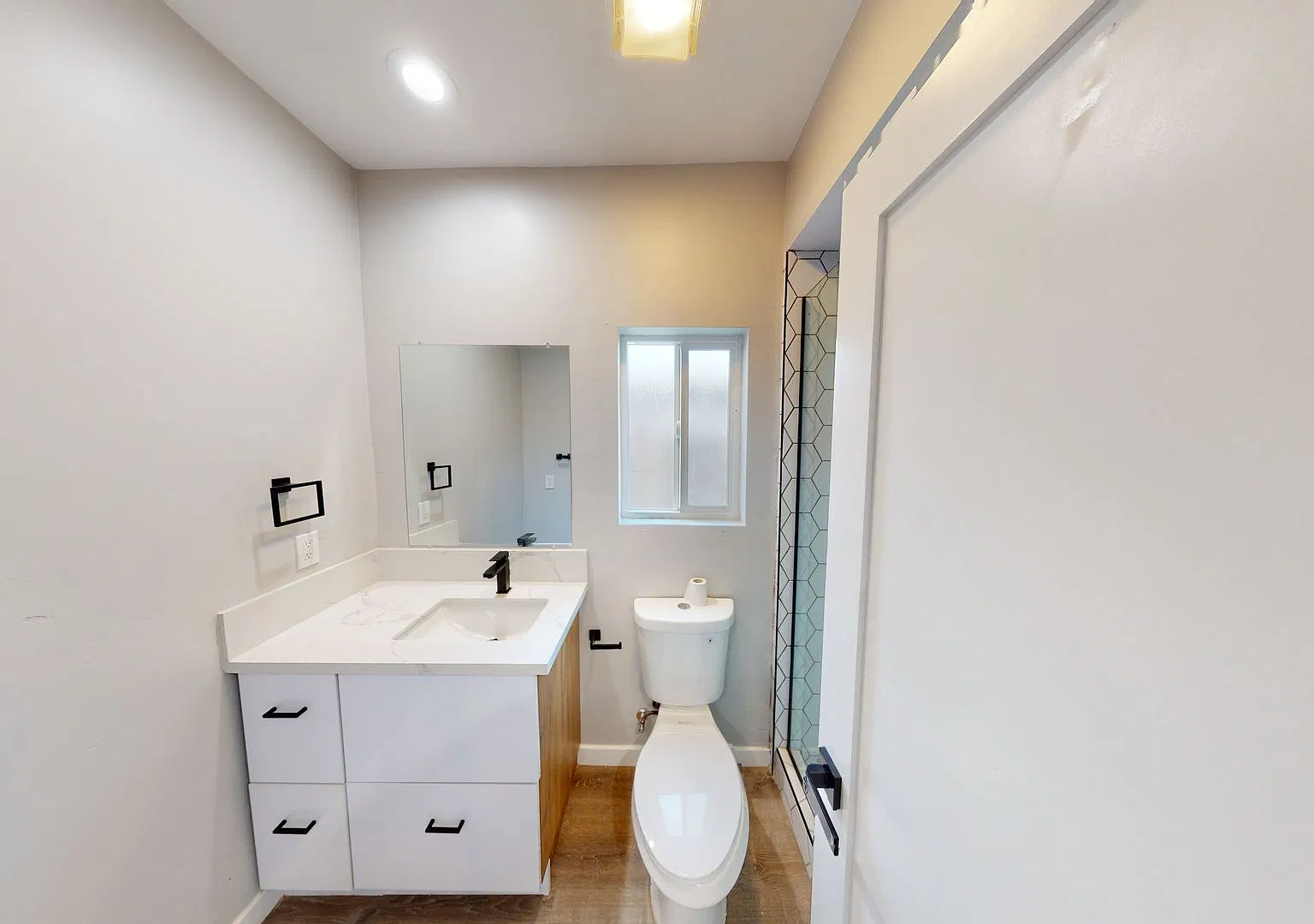 Modern 4 Bed 2 Bath House on Mary Lane!! — Photo 4