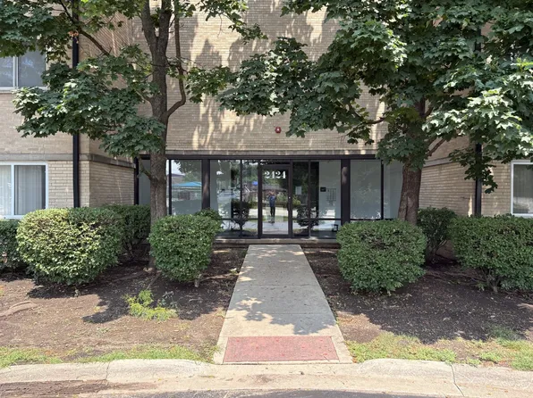 2424 E Oakton St #4F, Arlington Heights, IL 60005