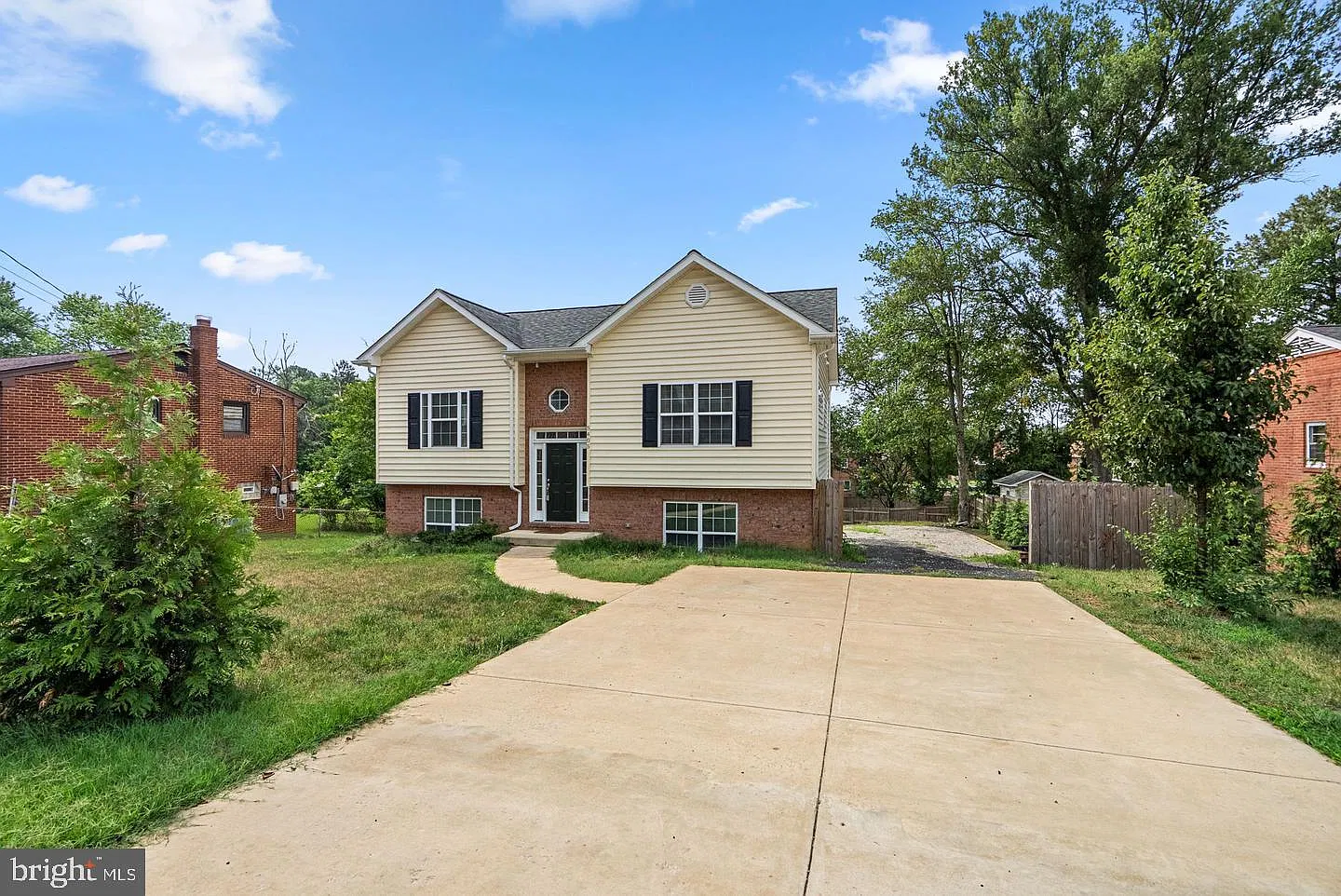 5 bed, 3.0 bath, 2100 sqft, $3,300 — Photo 2