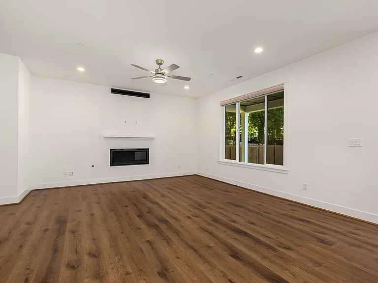1781 246th Ct NE — Photo 4