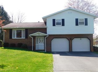 18 Holiday Ln, Greenville, PA 16125
