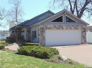 2902 Orange Grove Rd, Waterford, MI 48329