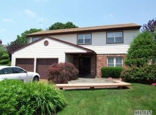 6 Meredith Ct, Plainview, NY 11803