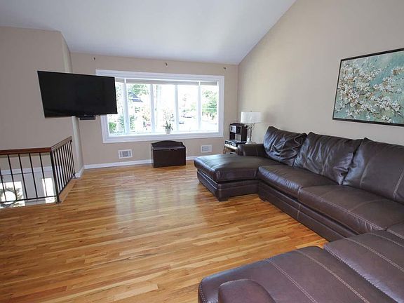 4th image of 808 Ionia Ave