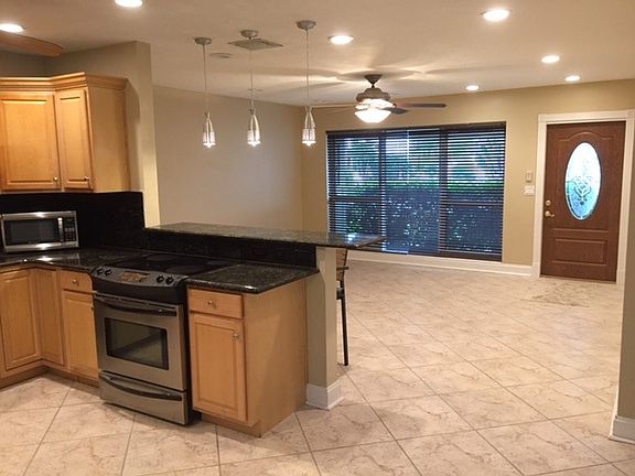 3rd image of 601 SE 5th Ct