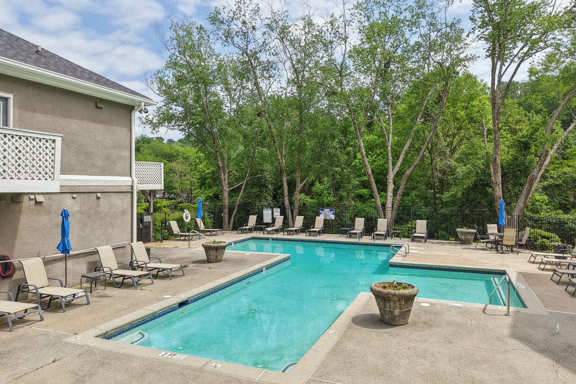 Saint Claire Ln-2904-902.jpg