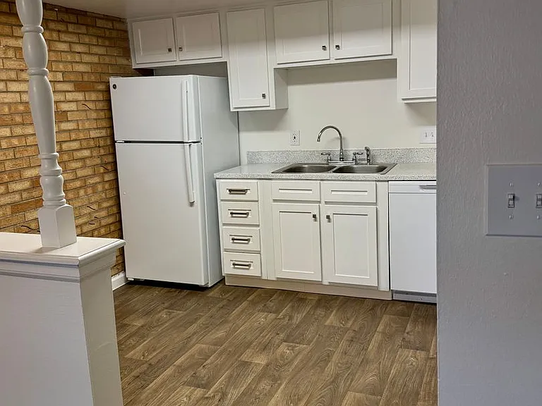 Applewood Crest Townhomes & Apartments — Photo 23