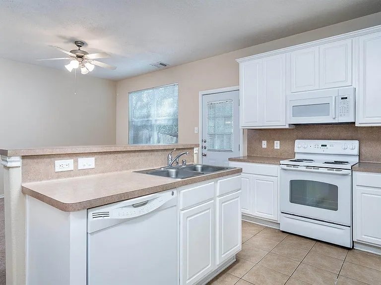 207 N Burberry Park Cir — Photo 10