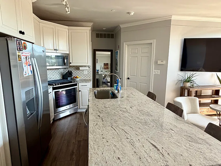 1515 N Van Buren St #403 — Photo 3