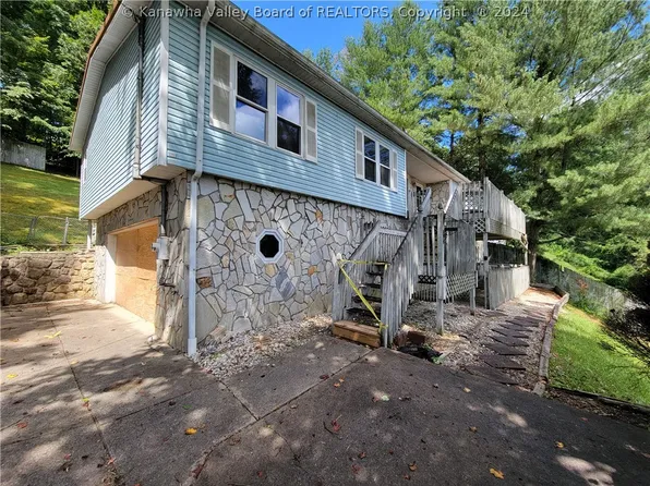 1815 Winding Hill Dr, Charleston, WV 25320