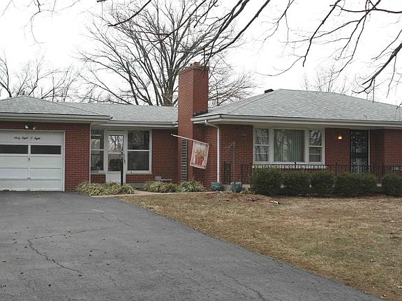 Large driveway with 1 car garage
