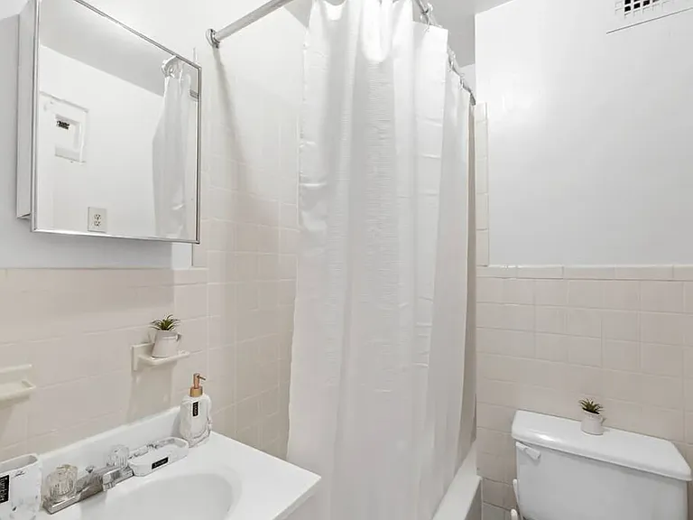 402 E 11th St #8 — Photo 7