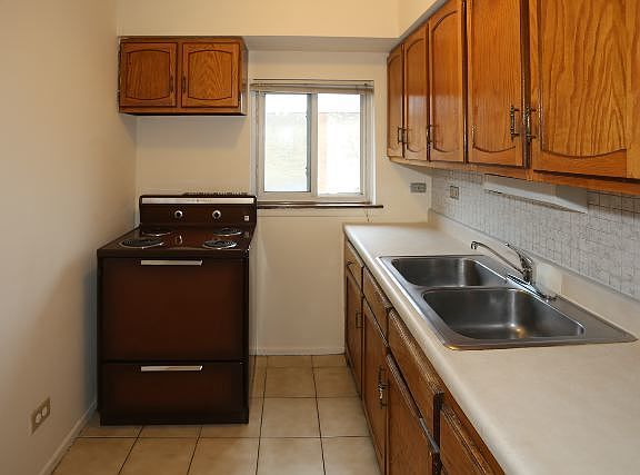 3rd image of 3825 N Pine Grove Ave APT 516